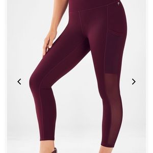 Mika Pocket PowerHold Capri - Medium - Fabletics